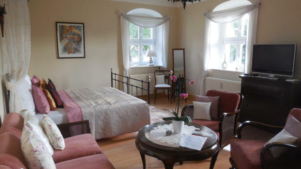 Herrenhaus Kunzwerda Bei Torgau - Aparthotel, Boardinghouse, Wohnen Auf Zeit Kültér fotó