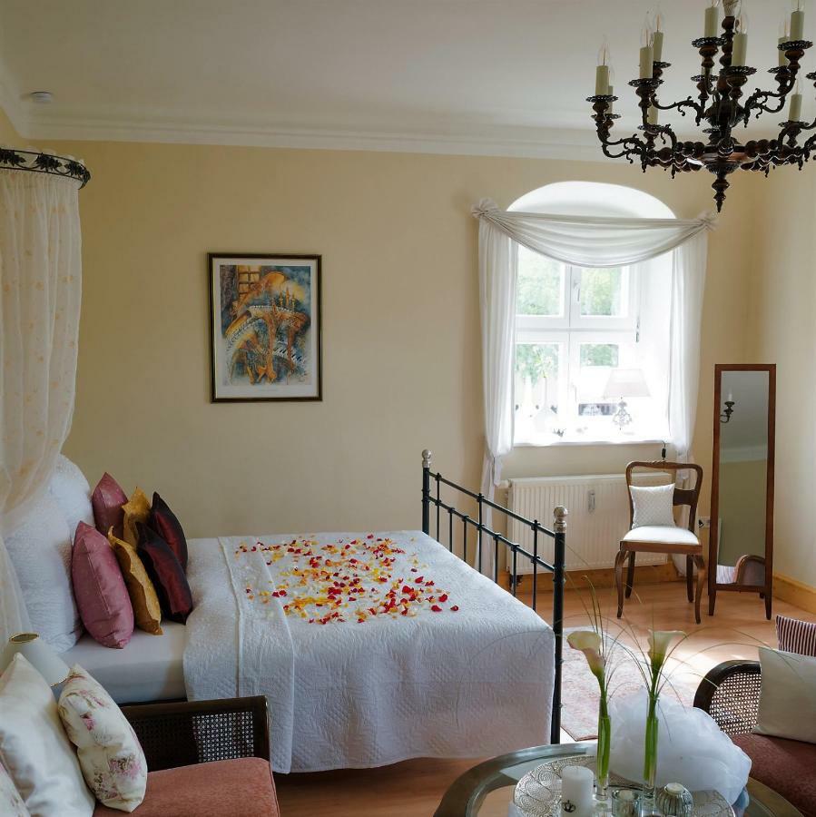 Herrenhaus Kunzwerda Bei Torgau - Aparthotel, Boardinghouse, Wohnen Auf Zeit Kültér fotó